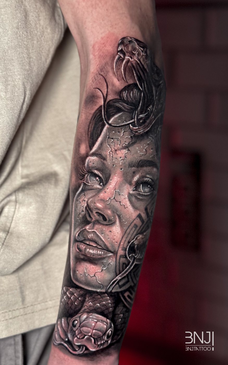 Retrato femenino con rosas, realismo