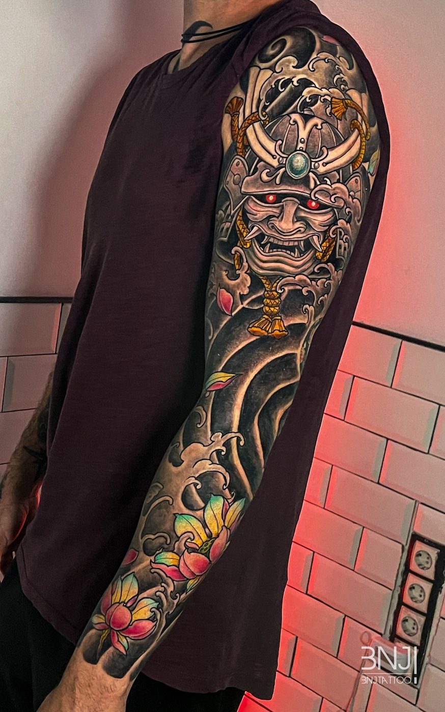Manga irezumi con máscara samurái y flores, a color