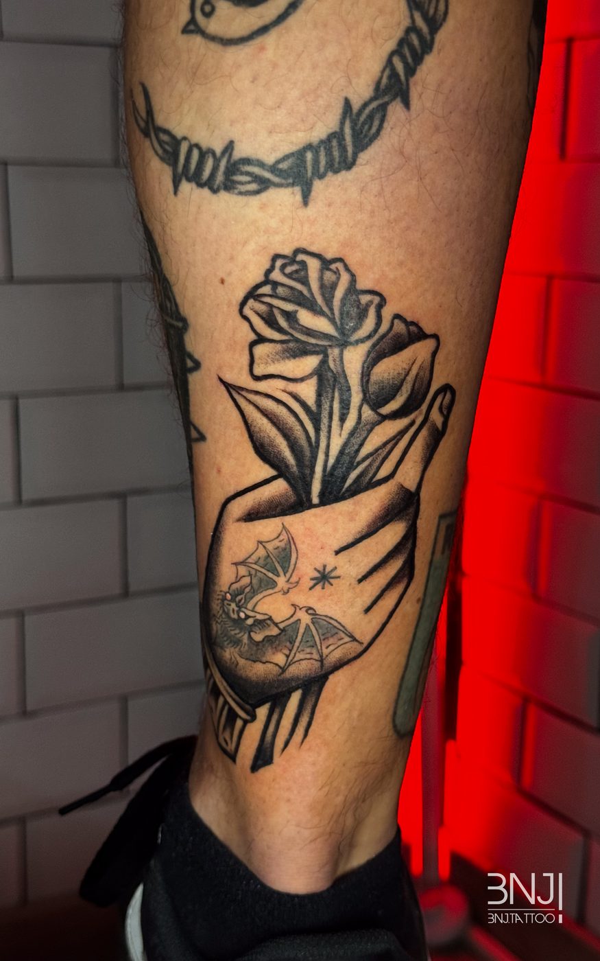 Flor en la mano, trazo fino en blanco y negro